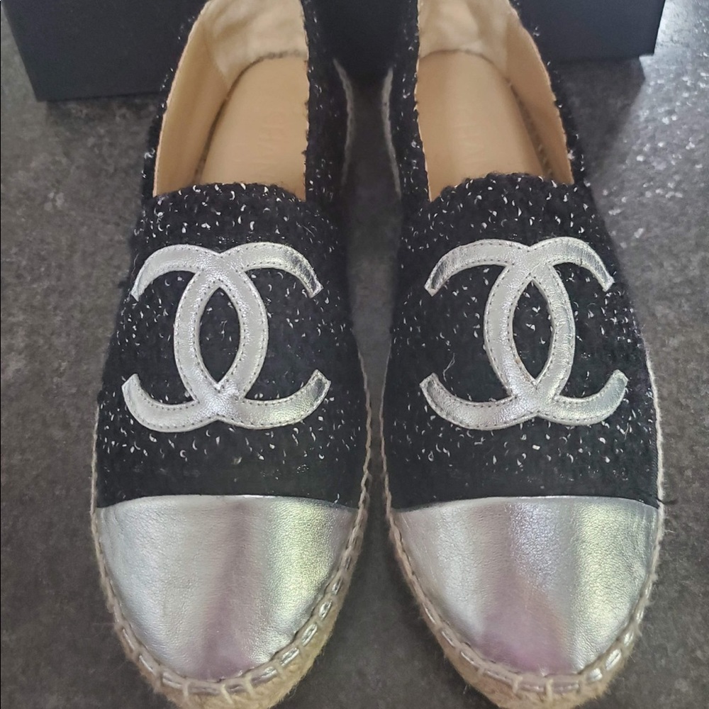 ✨Chanel Tweed Espadrilles✨
⭐️Brand New⭐️Black/Silver